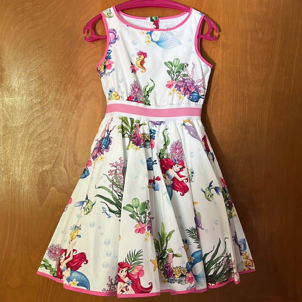 Monnalisa dress size 6.